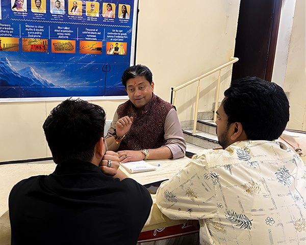 A Rudralife expert consulting a family about their Rudraksha recommendation